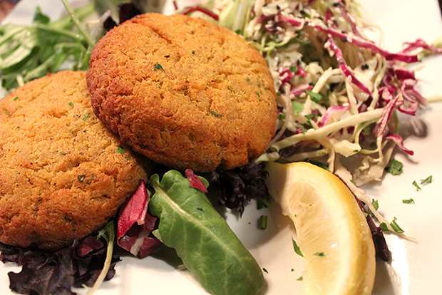 baked_salmon_cakes_with_remoulade_and_slaw